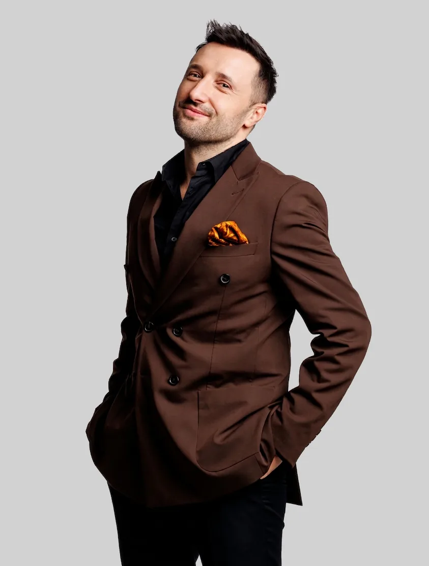Mariusz Dąbrowski, konferansjer i prowadzący wydarzenia, w portrecie wizerunkowym